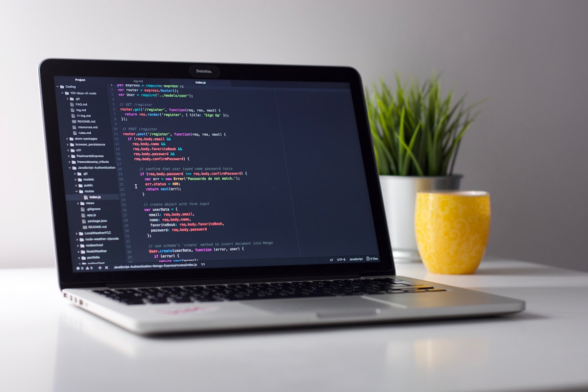 Como Usar IA para Criar Abordagens 1 para 1 com Alta Conversão em Recrutamento, Seleção e Hunting Executivo - mesa de trabalho tech com laptop processando diagnósticos de empresas
