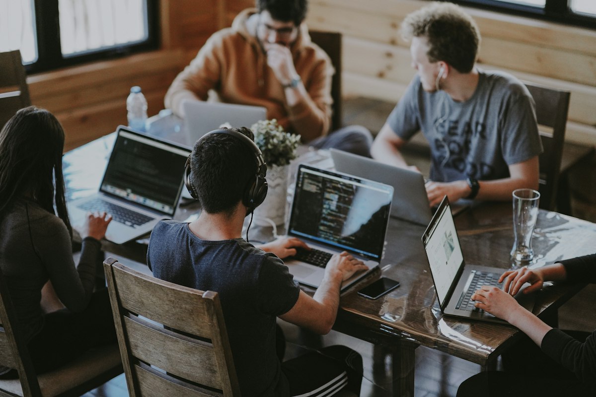 Diagnóstico Prévio de Empresas de Climatização e HVAC Industrial: Como Abordar Diretores com Contexto Real de Negócio - consultores de vendas B2B analisando oportunidades comerciais