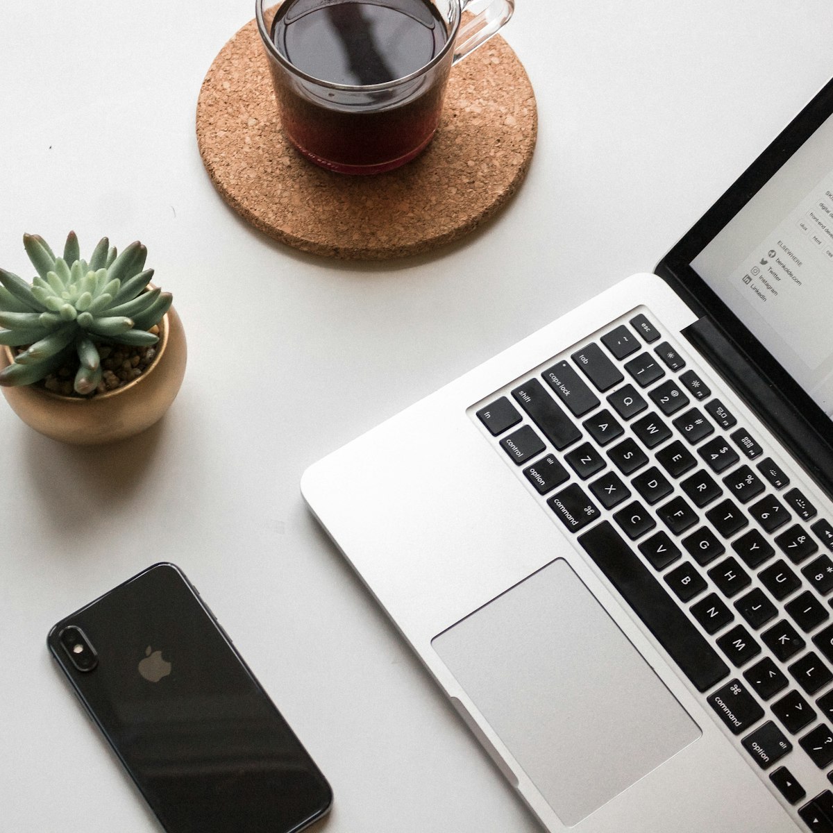 Quebra de Objeções no WhatsApp para Manutenção Industrial e Calibração: Técnicas Práticas de Conversão - rotina comercial matinal com smartphone e agenda de contatos